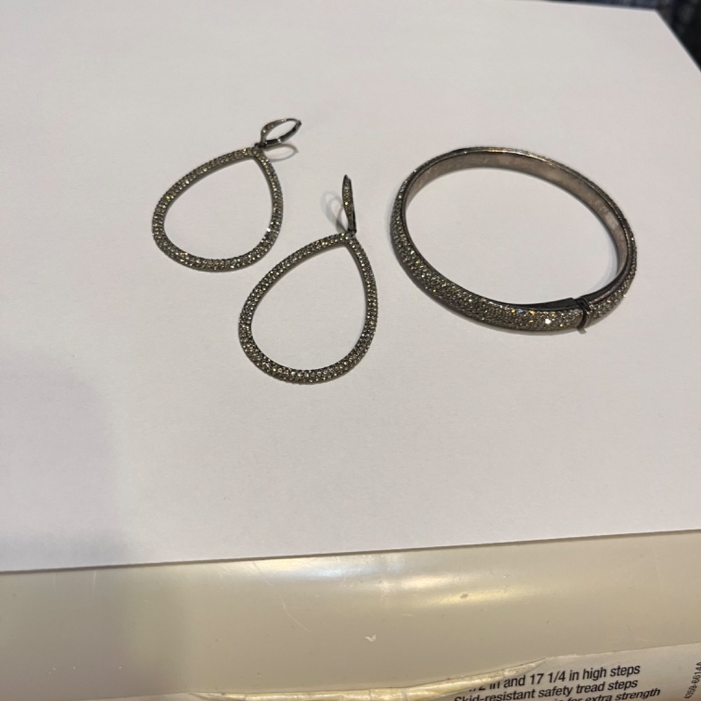 Bracelet and drop earrings